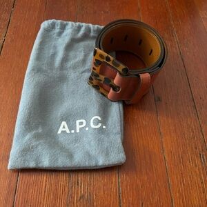 A.P.C. Leather belt. Tortoise buckle.